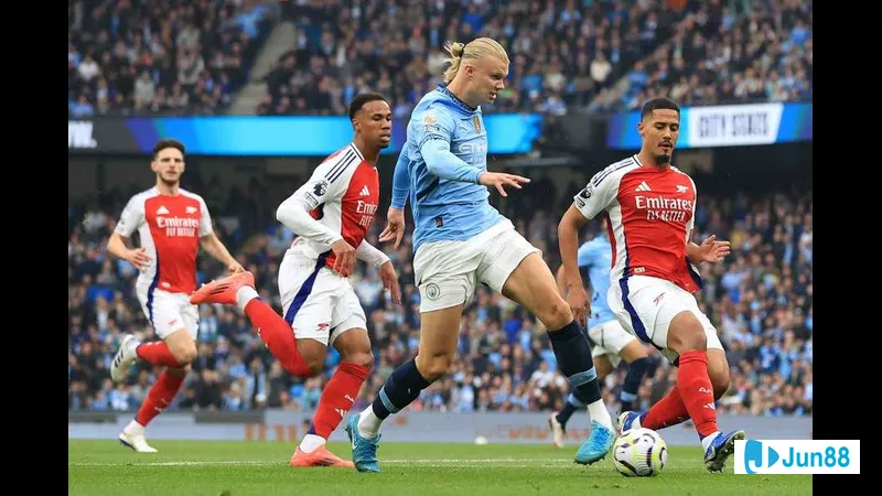 Cầu thủ Alashkert vượt qua Shirak Gyumri để tạo ra cơ hội ghi bàn