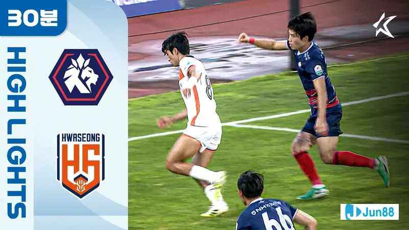 Cầu thủ Hwaseong dốc toàn lực để cản phá pha tấn công của đối thủ Cheongju