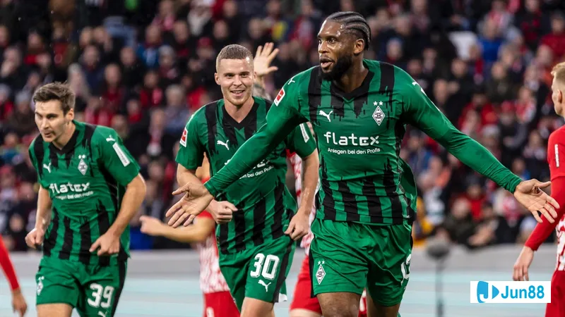 Cầu thủ Monchengladbach nỗ lực vượt qua hàng phòng ngự Freiburg