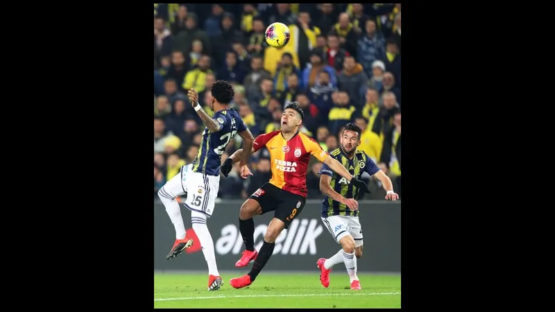 Cầu thủ Fenerbahce cố gắng giành bóng trước cầu thủ Galatasaray trong trận đấu gay cấn