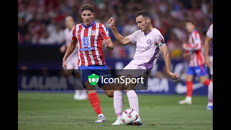 Cầu thủ của Girona đang chiến đấu gay gắt với cầu thủ của Atletico Madrid trên sân cỏ
