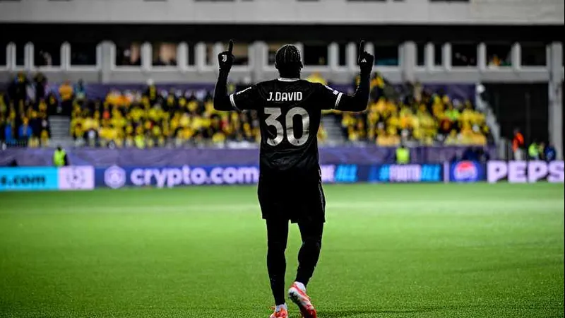 Cầu thủ Juventus vượt qua cầu thủ Pafos bằng kỹ thuật cá nhân tại trận đấu