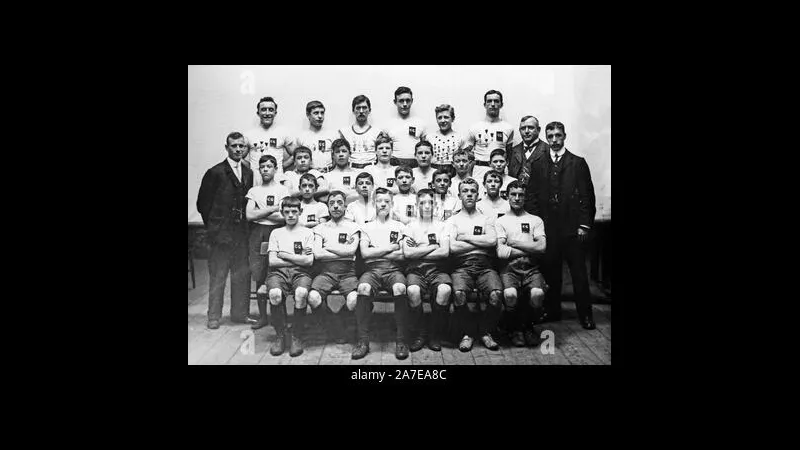 Cầu thủ của Old Edwardians vượt qua cầu thủ Bhantal trong trận đấu quyết liệt.