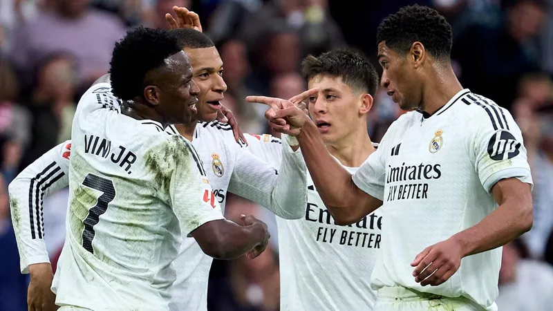 Cầu thủ Real Madrid đang nỗ lực vượt qua cầu thủ Celta Vigo để tiến vào vòng cấm