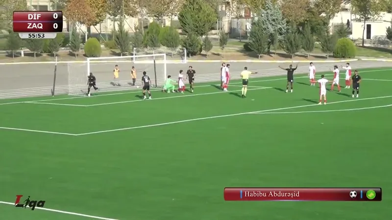 Cầu thủ của Sabail với chiếc áo màu đỏ đang tạo ra một tình huống nguy hiểm trước cầu môn…