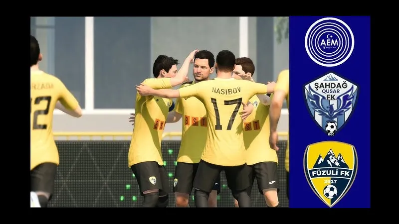 Cầu thủ của Sahdag Qusar và Turan Tovuz tranh chấp bóng trên sân cỏ