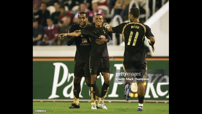 Cầu thủ Tottenham với chiếc áo màu trắng đang tranh chấp bóng với cầu thủ Slavia Prague…