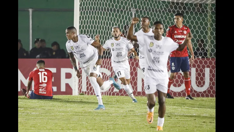 Cầu thủ Antigua dẫn bóng với tốc độ nhanh trước sự áp đảo của hàng phòng ngự Xelaju